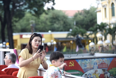 Bất ngờ một Sài Gòn ngày cận tết nhìn từ buýt mui trần 2 tầng - Ảnh 7. Bất ngờ một Sài Gòn ngày cận tết nhìn từ buýt mui trần 2 tầng - Ảnh 7.