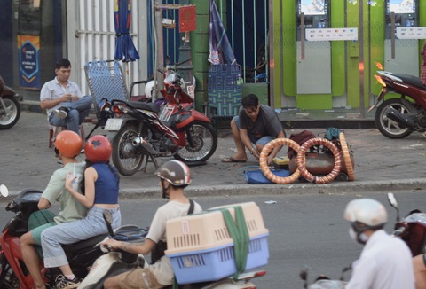 Bất ngờ một Sài Gòn ngày cận tết nhìn từ buýt mui trần 2 tầng - Ảnh 9. Bất ngờ một Sài Gòn ngày cận tết nhìn từ buýt mui trần 2 tầng - Ảnh 9.