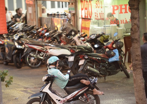 Bất ngờ một Sài Gòn ngày cận tết nhìn từ buýt mui trần 2 tầng - Ảnh 10. Bất ngờ một Sài Gòn ngày cận tết nhìn từ buýt mui trần 2 tầng - Ảnh 10.