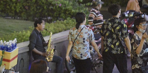 Bất ngờ một Sài Gòn ngày cận tết nhìn từ buýt mui trần 2 tầng - Ảnh 23. Bất ngờ một Sài Gòn ngày cận tết nhìn từ buýt mui trần 2 tầng - Ảnh 23.