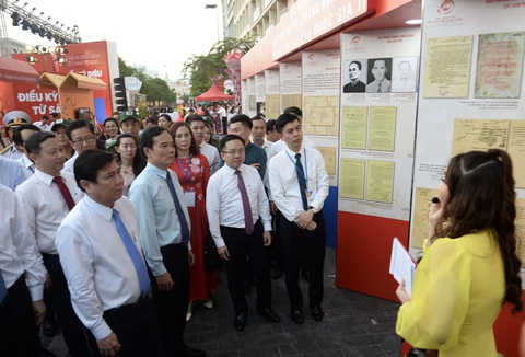 TP.HCM khai mạc lễ hội đường sách Tết Canh Tý 2020 - Ảnh 3. TP.HCM khai mạc lễ hội đường sách Tết Canh Tý 2020 - Ảnh 3.