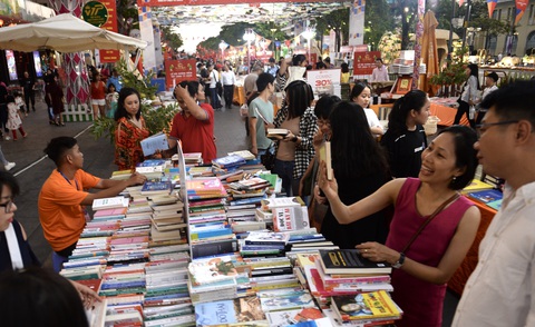 TP.HCM khai mạc lễ hội đường sách Tết Canh Tý 2020 - Ảnh 6. TP.HCM khai mạc lễ hội đường sách Tết Canh Tý 2020 - Ảnh 6.
