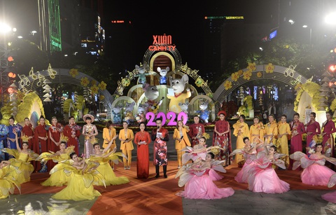Chùm ảnh tưng bừng khai mạc đường hoa Nguyễn Huệ Tết Canh Tý 2020 - Ảnh 2. Chùm ảnh tưng bừng khai mạc đường hoa Nguyễn Huệ Tết Canh Tý 2020 - Ảnh 2.