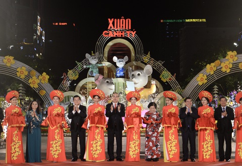 Chùm ảnh tưng bừng khai mạc đường hoa Nguyễn Huệ Tết Canh Tý 2020 - Ảnh 1. Chùm ảnh tưng bừng khai mạc đường hoa Nguyễn Huệ Tết Canh Tý 2020 - Ảnh 1.