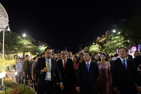 Chùm ảnh tưng bừng khai mạc đường hoa Nguyễn Huệ Tết Canh Tý 2020 - Ảnh 3. Chùm ảnh tưng bừng khai mạc đường hoa Nguyễn Huệ Tết Canh Tý 2020 - Ảnh 3.