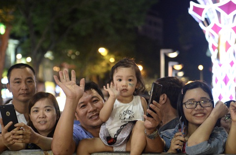 Chùm ảnh tưng bừng khai mạc đường hoa Nguyễn Huệ Tết Canh Tý 2020 - Ảnh 5. Chùm ảnh tưng bừng khai mạc đường hoa Nguyễn Huệ Tết Canh Tý 2020 - Ảnh 5.