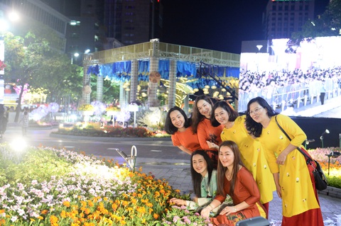 Chùm ảnh tưng bừng khai mạc đường hoa Nguyễn Huệ Tết Canh Tý 2020 - Ảnh 6. Chùm ảnh tưng bừng khai mạc đường hoa Nguyễn Huệ Tết Canh Tý 2020 - Ảnh 6.