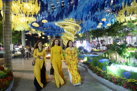 Chùm ảnh tưng bừng khai mạc đường hoa Nguyễn Huệ Tết Canh Tý 2020 - Ảnh 8. Chùm ảnh tưng bừng khai mạc đường hoa Nguyễn Huệ Tết Canh Tý 2020 - Ảnh 8.
