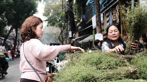 Người Hà Nội chen chân trong phiên chợ cuối cùng của năm - Ảnh 11. Người Hà Nội chen chân trong phiên chợ cuối cùng của năm - Ảnh 11.