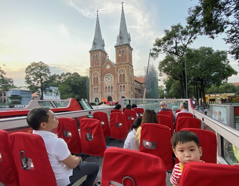 Bất ngờ một Sài Gòn ngày cận tết nhìn từ buýt mui trần 2 tầng - Ảnh 2. Bất ngờ một Sài Gòn ngày cận tết nhìn từ buýt mui trần 2 tầng - Ảnh 2.