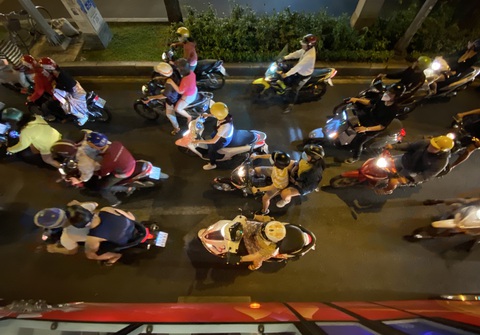 Bất ngờ một Sài Gòn ngày cận tết nhìn từ buýt mui trần 2 tầng - Ảnh 19. Bất ngờ một Sài Gòn ngày cận tết nhìn từ buýt mui trần 2 tầng - Ảnh 19.