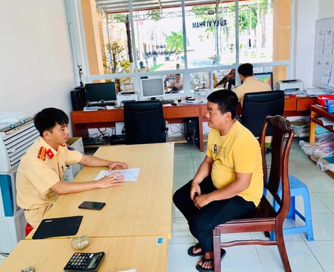 Phạt nặng thanh niên khoe chiến tích trong video vừa chạy xe vừa tắm - Ảnh 2. Phạt nặng thanh niên khoe chiến tích trong video vừa chạy xe vừa tắm - Ảnh 2.