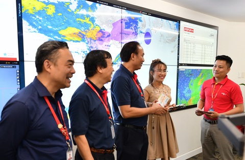 Nữ tỉ phú Vietjet Nguyễn Thị Phương Thảo bất ngờ xuất hiện tại Tân Sơn Nhất - Ảnh 2. Nữ tỉ phú Vietjet Nguyễn Thị Phương Thảo bất ngờ xuất hiện tại Tân Sơn Nhất - Ảnh 2.