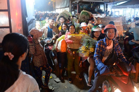 Bẻ lái phút chót, chợ hoa lớn nhất Sài Gòn thoát thất thủ - Ảnh 4. Bẻ lái phút chót, chợ hoa lớn nhất Sài Gòn thoát thất thủ - Ảnh 4.