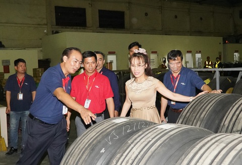 Nữ tỉ phú Vietjet Nguyễn Thị Phương Thảo bất ngờ xuất hiện tại Tân Sơn Nhất - Ảnh 3. Nữ tỉ phú Vietjet Nguyễn Thị Phương Thảo bất ngờ xuất hiện tại Tân Sơn Nhất - Ảnh 3.