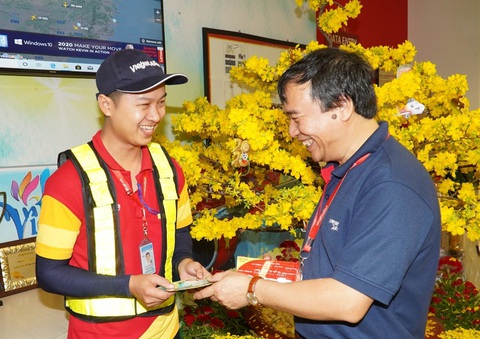 Nữ tỉ phú Vietjet Nguyễn Thị Phương Thảo bất ngờ xuất hiện tại Tân Sơn Nhất - Ảnh 5. Nữ tỉ phú Vietjet Nguyễn Thị Phương Thảo bất ngờ xuất hiện tại Tân Sơn Nhất - Ảnh 5.