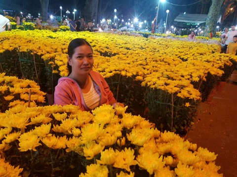 Cúc, quất... giá giảm hơn một nửa, dân Sài Gòn đổ xô đi mua - Ảnh 10. Cúc, quất... giá giảm hơn một nửa, dân Sài Gòn đổ xô đi mua - Ảnh 10.