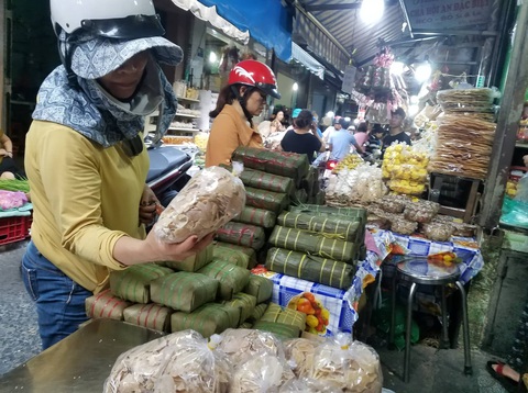 Tăng giá bán, chợ miền Trung giữa Sài Gòn vẫn tấp nập ngày cận tết - Ảnh 2. Tăng giá bán, chợ miền Trung giữa Sài Gòn vẫn tấp nập ngày cận tết - Ảnh 2.