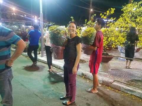 Cúc, quất... giá giảm hơn một nửa, dân Sài Gòn đổ xô đi mua - Ảnh 5. Cúc, quất... giá giảm hơn một nửa, dân Sài Gòn đổ xô đi mua - Ảnh 5.