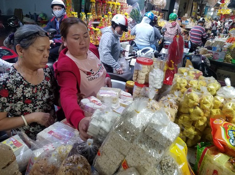 Tăng giá bán, chợ miền Trung giữa Sài Gòn vẫn tấp nập ngày cận tết - Ảnh 1. Tăng giá bán, chợ miền Trung giữa Sài Gòn vẫn tấp nập ngày cận tết - Ảnh 1.