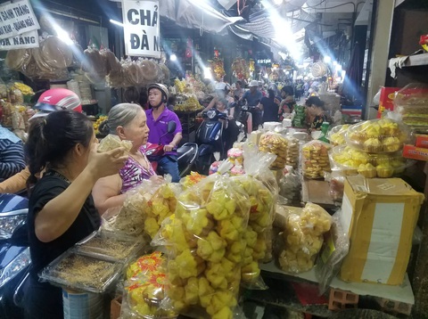 Tăng giá bán, chợ miền Trung giữa Sài Gòn vẫn tấp nập ngày cận tết - Ảnh 3. Tăng giá bán, chợ miền Trung giữa Sài Gòn vẫn tấp nập ngày cận tết - Ảnh 3.