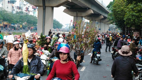Người Hà Nội chen chân trong phiên chợ cuối cùng của năm - Ảnh 3. Người Hà Nội chen chân trong phiên chợ cuối cùng của năm - Ảnh 3.