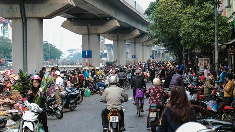 Người Hà Nội chen chân trong phiên chợ cuối cùng của năm - Ảnh 10. Người Hà Nội chen chân trong phiên chợ cuối cùng của năm - Ảnh 10.