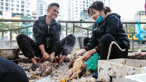 Người Hà Nội chen chân trong phiên chợ cuối cùng của năm - Ảnh 7. Người Hà Nội chen chân trong phiên chợ cuối cùng của năm - Ảnh 7.