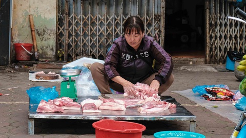Người Hà Nội chen chân trong phiên chợ cuối cùng của năm - Ảnh 8. Người Hà Nội chen chân trong phiên chợ cuối cùng của năm - Ảnh 8.