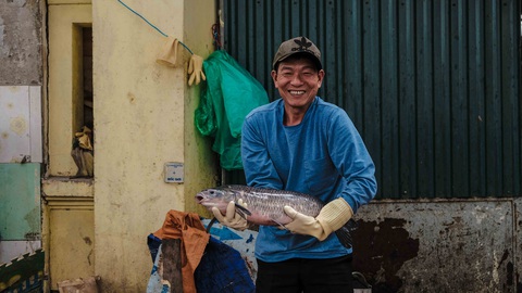 Người Hà Nội chen chân trong phiên chợ cuối cùng của năm - Ảnh 1. Người Hà Nội chen chân trong phiên chợ cuối cùng của năm - Ảnh 1.