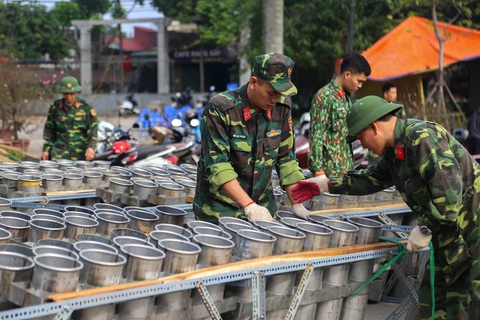 Cận cảnh trận địa pháo hoa chuẩn bị đón giao thừa - Ảnh 2. Cận cảnh trận địa pháo hoa chuẩn bị đón giao thừa - Ảnh 2.