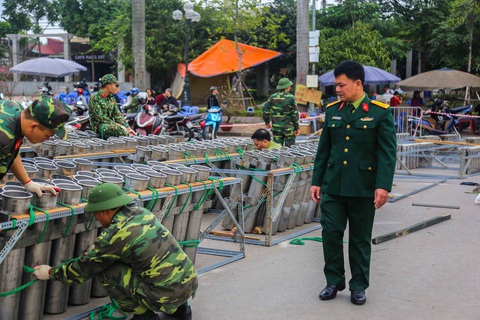 Cận cảnh trận địa pháo hoa chuẩn bị đón giao thừa - Ảnh 1. Cận cảnh trận địa pháo hoa chuẩn bị đón giao thừa - Ảnh 1.