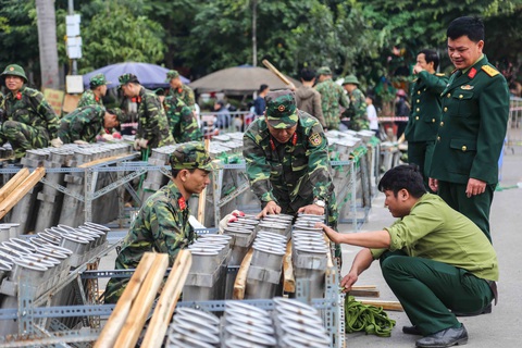 Cận cảnh trận địa pháo hoa chuẩn bị đón giao thừa - Ảnh 5. Cận cảnh trận địa pháo hoa chuẩn bị đón giao thừa - Ảnh 5.