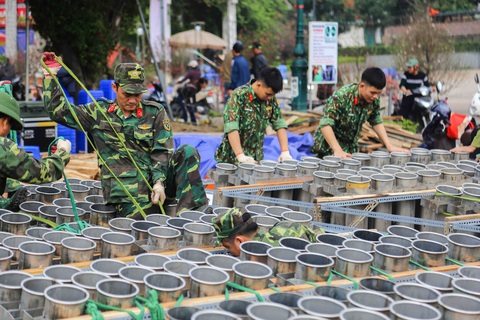 Cận cảnh trận địa pháo hoa chuẩn bị đón giao thừa - Ảnh 8. Cận cảnh trận địa pháo hoa chuẩn bị đón giao thừa - Ảnh 8.