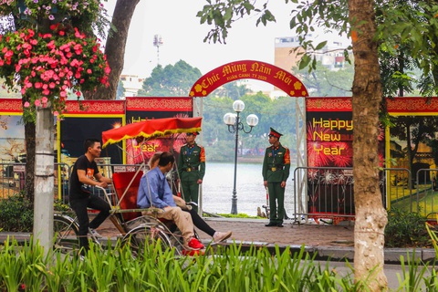 Cận cảnh trận địa pháo hoa chuẩn bị đón giao thừa - Ảnh 9. Cận cảnh trận địa pháo hoa chuẩn bị đón giao thừa - Ảnh 9.
