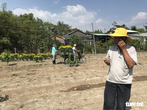 28 tết, lái bùng 3.000 chậu hoa, dân mạng tràn tới cứu lão nông Bình Chánh - Ảnh 4. 28 tết, lái bùng 3.000 chậu hoa, dân mạng tràn tới cứu lão nông Bình Chánh - Ảnh 4.