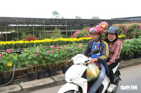 Muôn kiểu đường về quê bằng xe máy - Ảnh 1. Muôn kiểu đường về quê bằng xe máy - Ảnh 1.