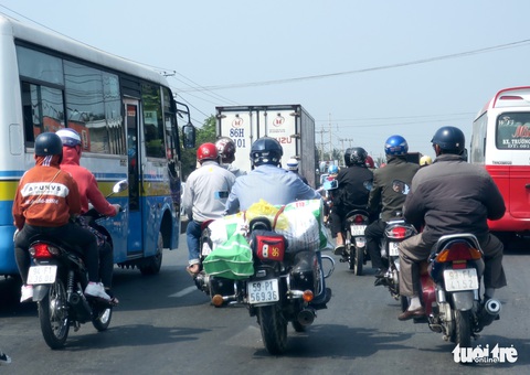 Muôn kiểu đường về quê bằng xe máy - Ảnh 2. Muôn kiểu đường về quê bằng xe máy - Ảnh 2.