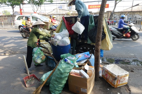 Rác tết Sài Gòn tăng gấp ba, bốn lần - Ảnh 2. Rác tết Sài Gòn tăng gấp ba, bốn lần - Ảnh 2.