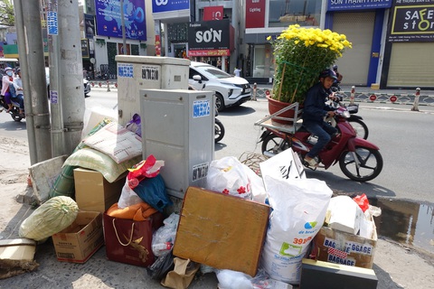 Rác tết Sài Gòn tăng gấp ba, bốn lần - Ảnh 5. Rác tết Sài Gòn tăng gấp ba, bốn lần - Ảnh 5.