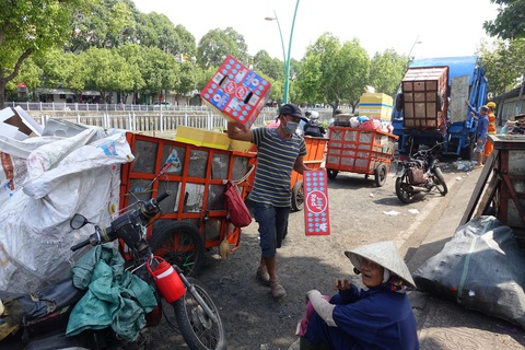 Rác tết Sài Gòn tăng gấp ba, bốn lần - Ảnh 7. Rác tết Sài Gòn tăng gấp ba, bốn lần - Ảnh 7.