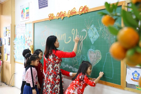 Phụ huynh xúc động khi con học làm Mâm cỗ đoàn viên - Ảnh 1. Phụ huynh xúc động khi con học làm Mâm cỗ đoàn viên - Ảnh 1.