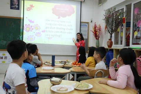 Phụ huynh xúc động khi con học làm Mâm cỗ đoàn viên - Ảnh 2. Phụ huynh xúc động khi con học làm Mâm cỗ đoàn viên - Ảnh 2.