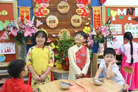 Phụ huynh xúc động khi con học làm Mâm cỗ đoàn viên - Ảnh 4. Phụ huynh xúc động khi con học làm Mâm cỗ đoàn viên - Ảnh 4.