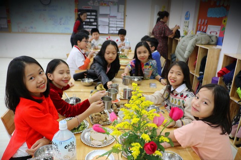 Phụ huynh xúc động khi con học làm Mâm cỗ đoàn viên - Ảnh 7. Phụ huynh xúc động khi con học làm Mâm cỗ đoàn viên - Ảnh 7.