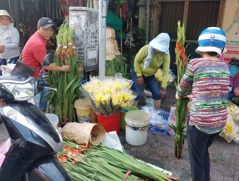 Sáng 30 tết: khách đến siêu thị và chợ không đông, nhiều mặt hàng giảm giá bán - Ảnh 10. Sáng 30 tết: khách đến siêu thị và chợ không đông, nhiều mặt hàng giảm giá bán - Ảnh 10.