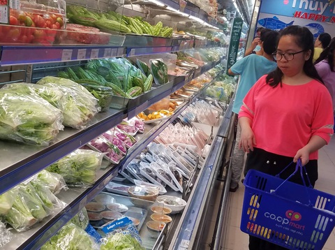 Sáng 30 tết: khách đến siêu thị và chợ không đông, nhiều mặt hàng giảm giá bán - Ảnh 3. Sáng 30 tết: khách đến siêu thị và chợ không đông, nhiều mặt hàng giảm giá bán - Ảnh 3.