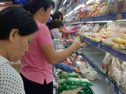 Sáng 30 tết: khách đến siêu thị và chợ không đông, nhiều mặt hàng giảm giá bán - Ảnh 1. Sáng 30 tết: khách đến siêu thị và chợ không đông, nhiều mặt hàng giảm giá bán - Ảnh 1.