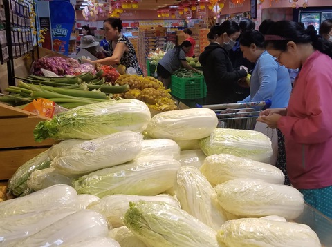 Sáng 30 tết: khách đến siêu thị và chợ không đông, nhiều mặt hàng giảm giá bán - Ảnh 4. Sáng 30 tết: khách đến siêu thị và chợ không đông, nhiều mặt hàng giảm giá bán - Ảnh 4.
