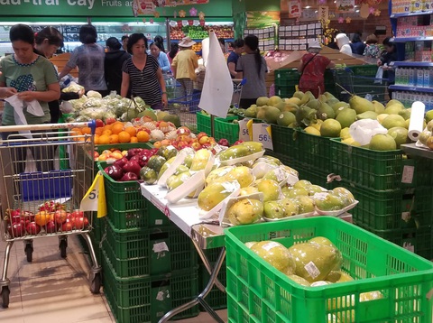 Sáng 30 tết: khách đến siêu thị và chợ không đông, nhiều mặt hàng giảm giá bán - Ảnh 6. Sáng 30 tết: khách đến siêu thị và chợ không đông, nhiều mặt hàng giảm giá bán - Ảnh 6.